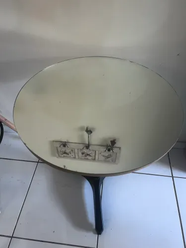 Mesa com espelho e cadeira