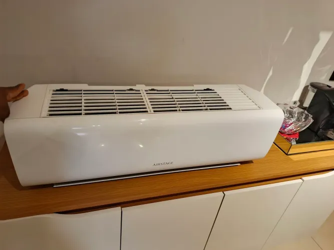 Ar condicionado 12000 BTUs.