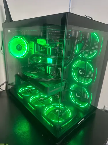 PC Gamer - Ryzen 7 9800x3d, RTX 5070, 32gb RAM, SSD 3 TB