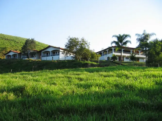 LINDO SÍTIO, 12 ALQ, CASA SEDE  6 SUITES, AMPLA SALA, AMPLA COZ., ESCRITÓRIO,MAIS 6 CHALÉS