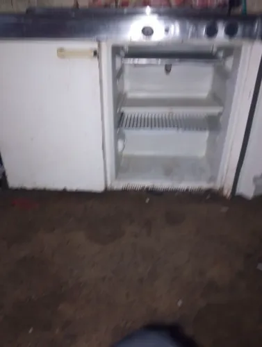 Quatro em um balcão pia geladeira e fogão