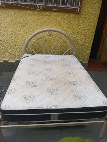 Vendo cama de casal com colchão