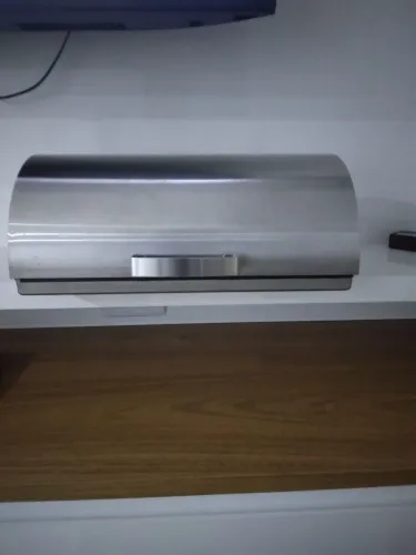 porta-pães de aço inox com tampa basculante.