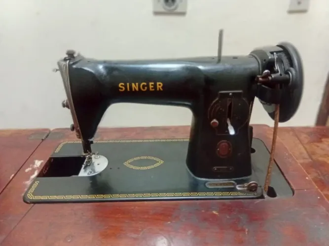 Máquina de costura Singer pretinha