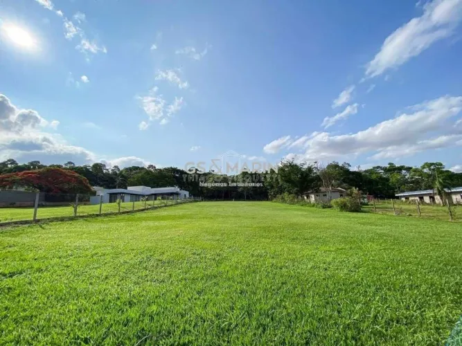 Terreno plano com 2.500 m² à venda no Condomínio Green Village