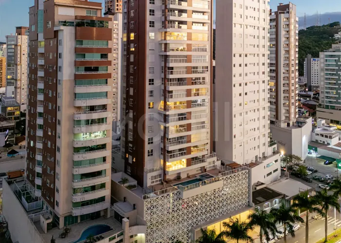 Apartamento no Edifício Alfredo Volpi Residencial no centro de Itajaí com 148m² privativos