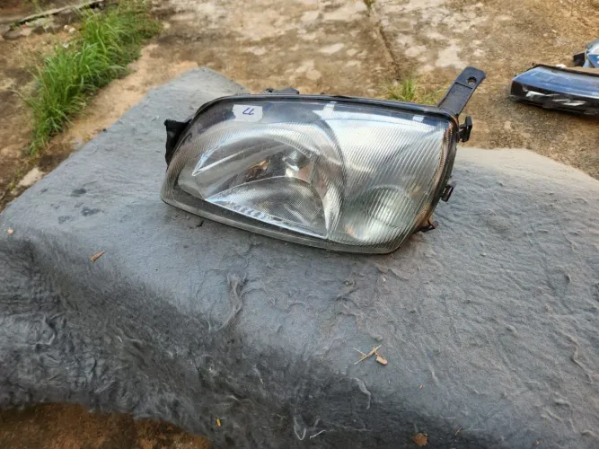 Farol esquerdo Fiesta Street 99/05 courier 09/13