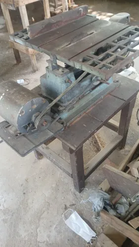Serra de bancada antiga ferro fundido. Mesa inclinavel
