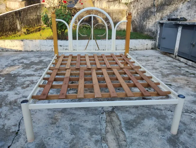 Cama de ferro usada