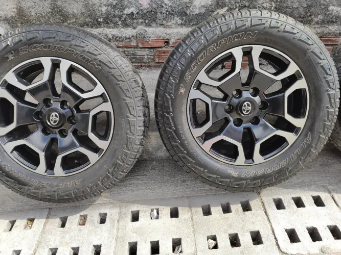 Vendo Rodas 18 TOYOTA HILUX COM 4 PNEUS SEMINOVO PIRELLI