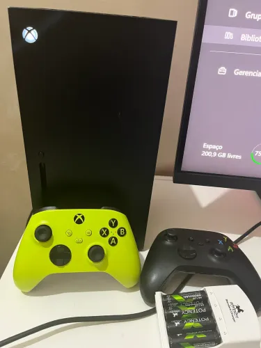 Xbox series x em execelente estado, acompanha  2 controles, pilhas recarregaveis e mais