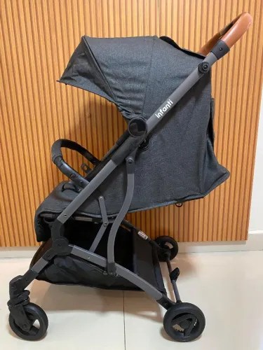 Carrinho de bebê passeio