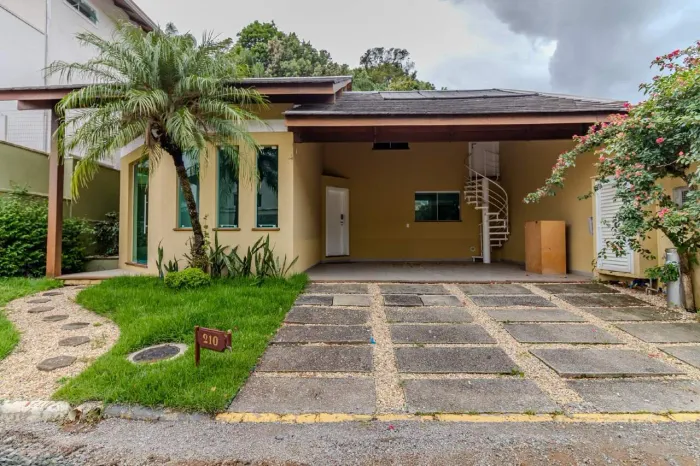 Casa à venda no Cond. Ariribá em Balneário Camboriú