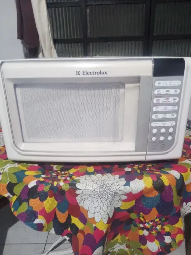 Microondas Eletrolux de 23 litros de 110,V