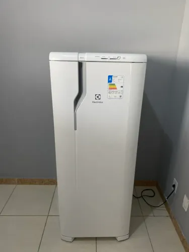 Geladeira 240L - Menos de um mês de uso 
