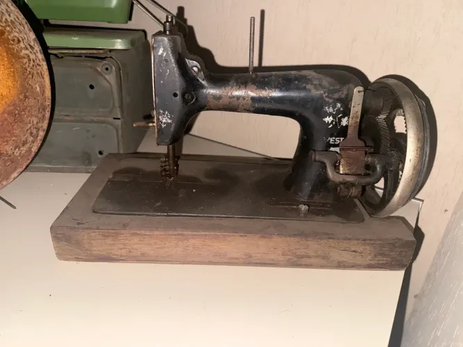 Máquina de Costura Antiga de Ferro - Vintage - Base de Madeira