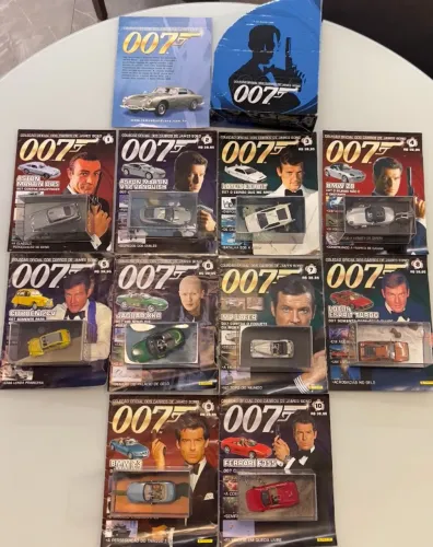 Lote com 31 miniaturas de carros 007 da Panini com suas revistas