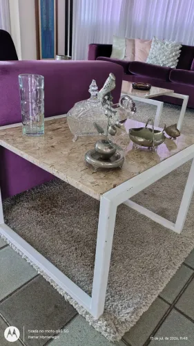 Mesa de canto em mármore