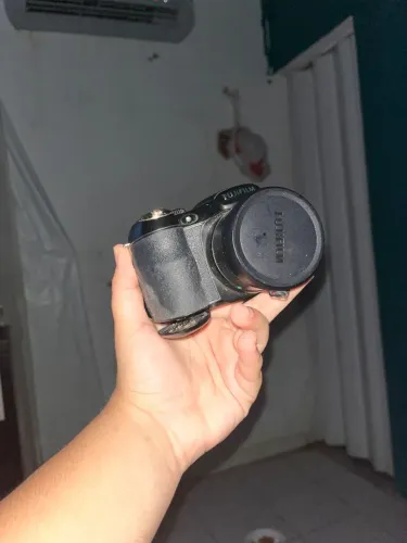 CÂMERA FOTOGRÁFICA EM BOM ESTADO!!! Apenas com o encaixe da pilha folgada
