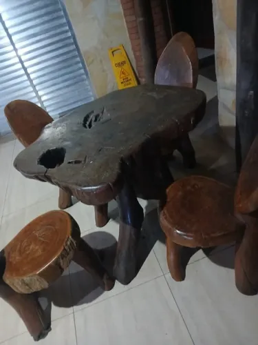 Mesa rústica artesanal em madeira maciça com 4 cadeiras