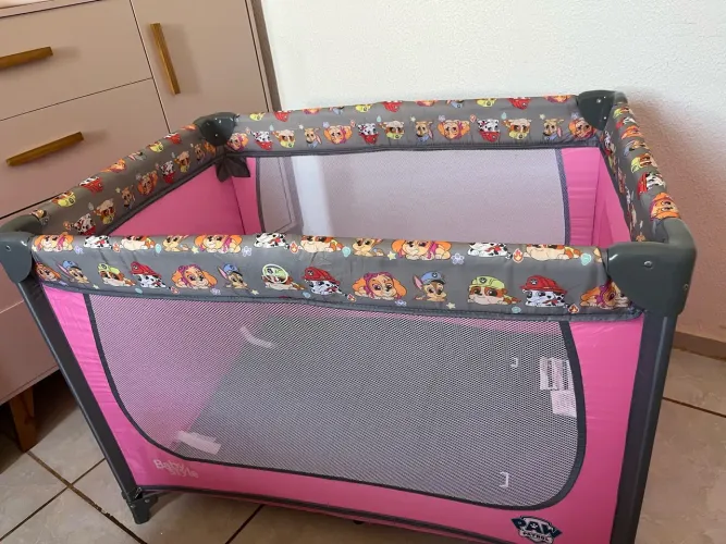 Berço portátil, banheira ofurô, ganguru e mochilinha anti queda