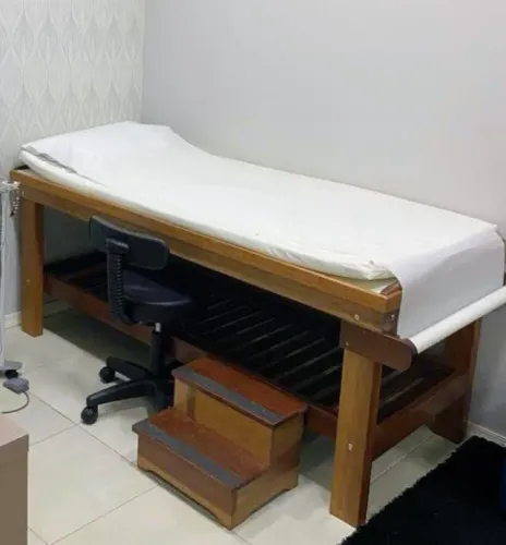 Maca de madeira maciça com colchão e escada 