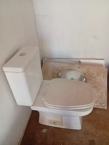 1 vaso e 1 lavabolo já com torneira