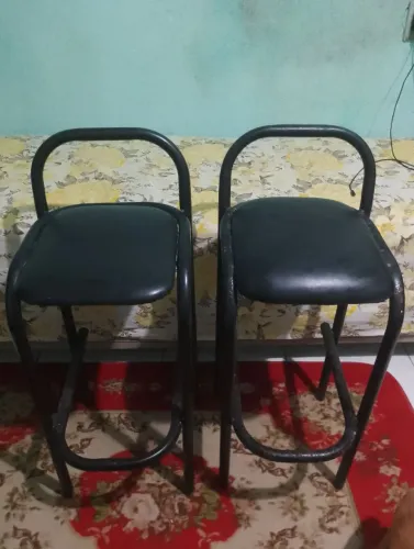 Duas banquetas para cozinha americana