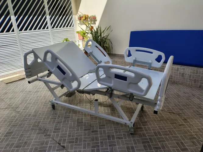 Cama hospitalar elétrica c/elevação total c paciente entrego