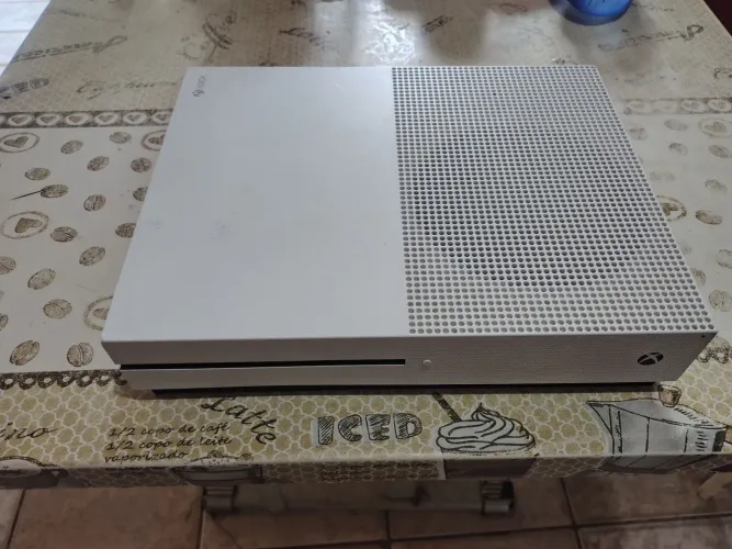 Xbox One S, com controle original.