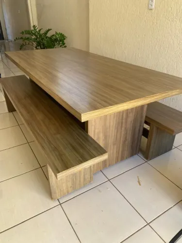 Mesa com bancos