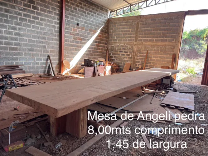 Mesa de madeira rara