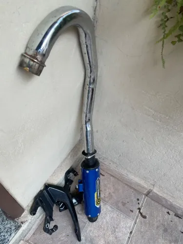 Cano de descarga e alça 