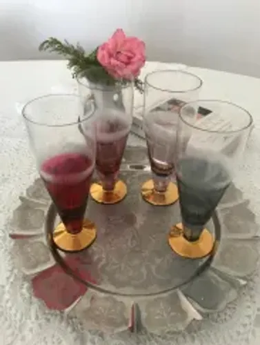 Taças Vintage Coloridas com Base Dourada - Conjunto Decorativo Anos 70