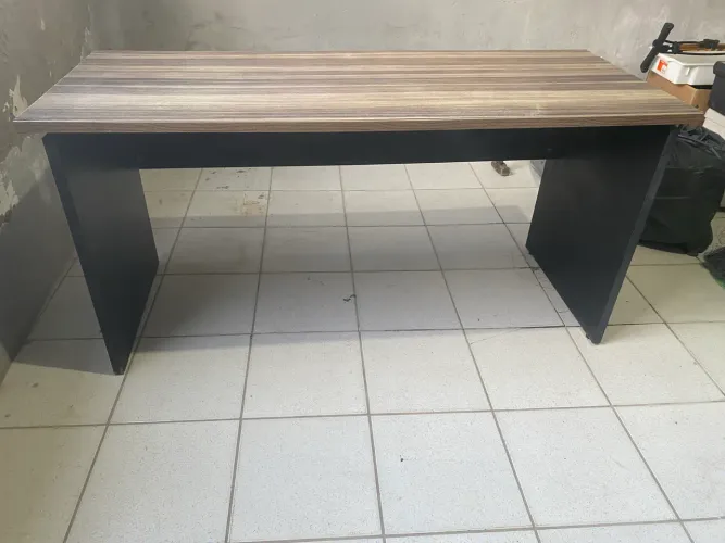 Mesa de madeira para escritório com um gaveteiro com 3 gavetas.
