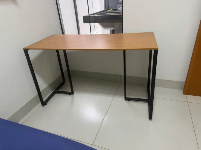 Vendo mesa escritorio, jantar, estudos?