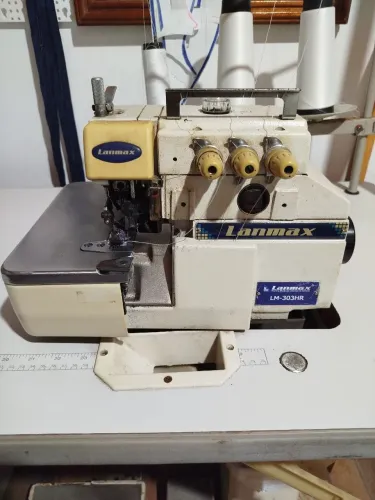 Máquina de costura overlock industrial Lanmax LM 303-HR.