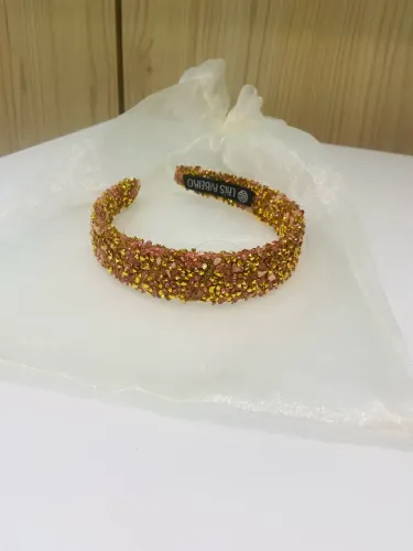 Tiara cravejada dourada com pedras rosas