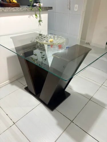 Mesa em ótimo estado linda para sua sala de jantar