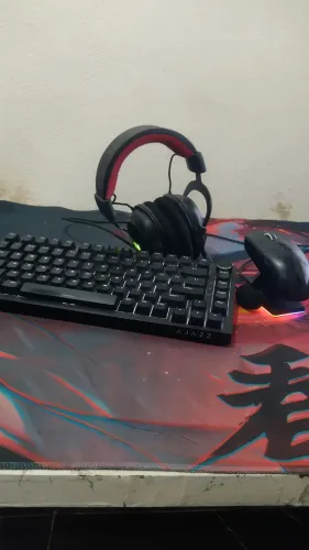 Kit com mouse, teclado e headset.