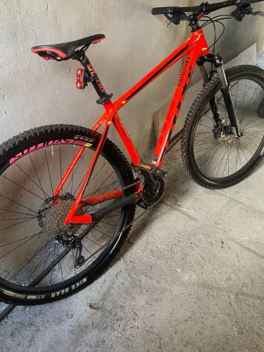 Vendo bicicleta aro 29 com a nota fiscal bicicleta com todas as peças da Shimano