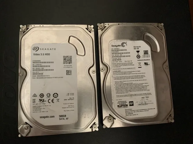 2 HD 500GB Cada, Total 1TB.