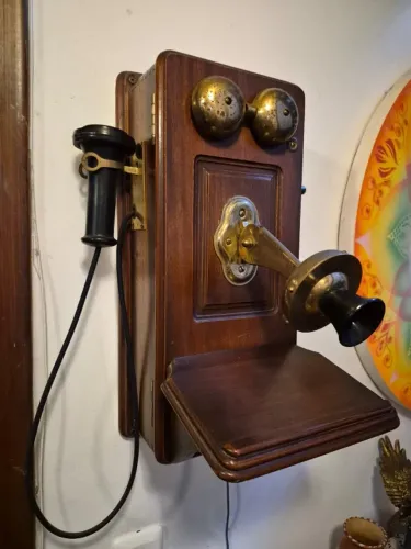 Telefone Antigo de Parede em Madeira - Peça Original Vintage