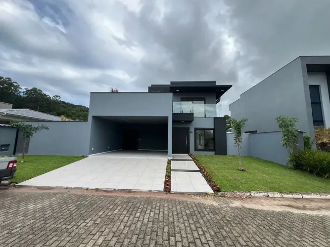 Casa Nova com 5 Suítes em Condomínio Fechado | Cachoeira do Bom Jesus | Florianópolis