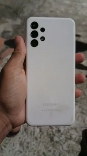 Celular Galáxia A13 usando 