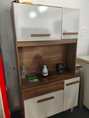 Vendo armário 4 portas e 1 gaveta.