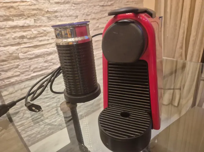 Cafeteira Essenza Nespresso vermelha