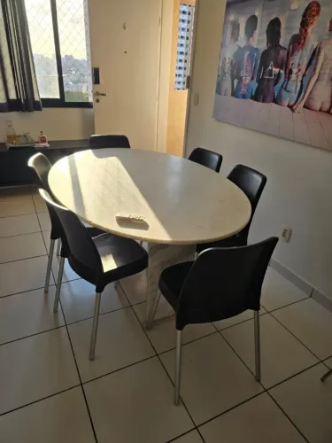 Mesa de jantar oval + cadeiras