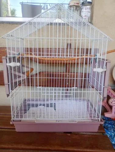 Gaiola para calopsita. Está faltando a trava da porta de entrada