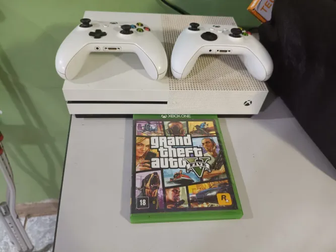 Xbox One s - vendo ou troco por Ps4